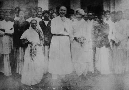 The students of St. Pauls Cathedral Mission College, Kolkata, giving the reception to Gandhiji and Kasturba Gandhi.jpg